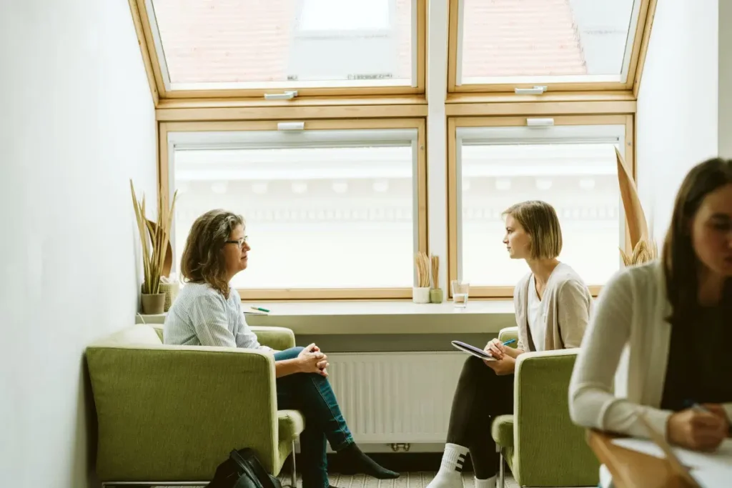 Coaching-Gespräch im Vorraum des Seminarraums Berg7 Wien