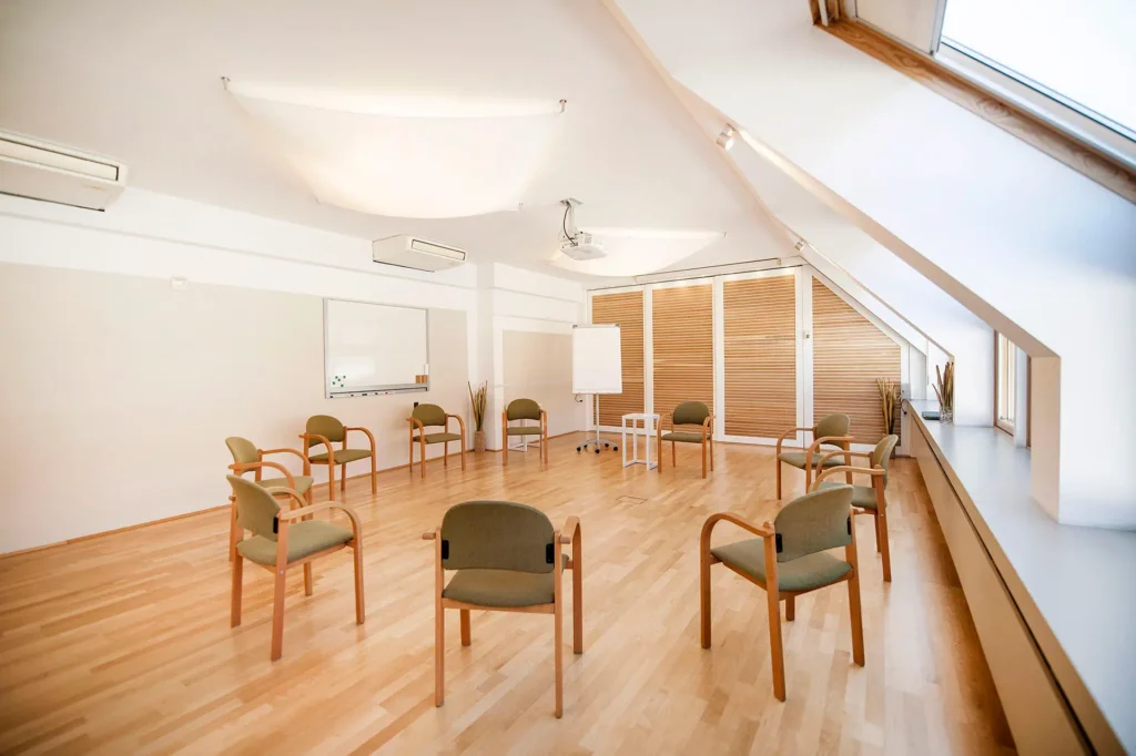 Leerer Seminarraum Berg7 Wien in Sesselkreis-Aufstellung mit Whiteboard