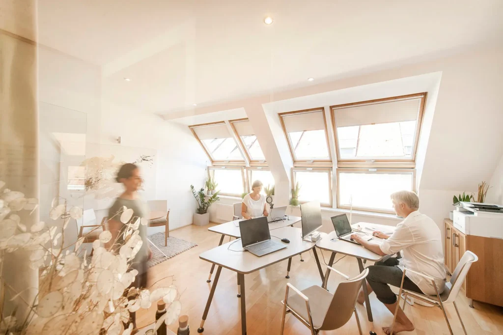 Helles Coworking- und Büro-Setup im Dachgeschoss-Seminarraum Berg7 Wien